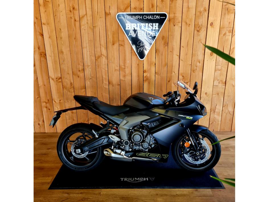 TRIUMPH 	DAYTONA 660