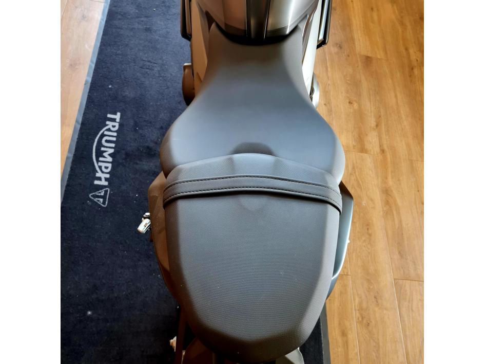 TRIUMPH 	DAYTONA 660