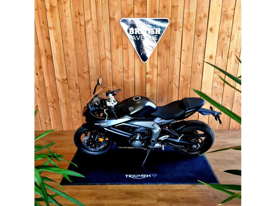 TRIUMPH 	DAYTONA 660