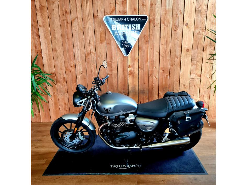 TRIUMPH STREET TWIN  900
