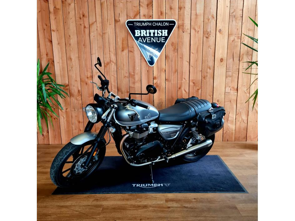 TRIUMPH STREET TWIN  900