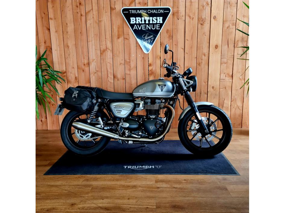 TRIUMPH STREET TWIN  900