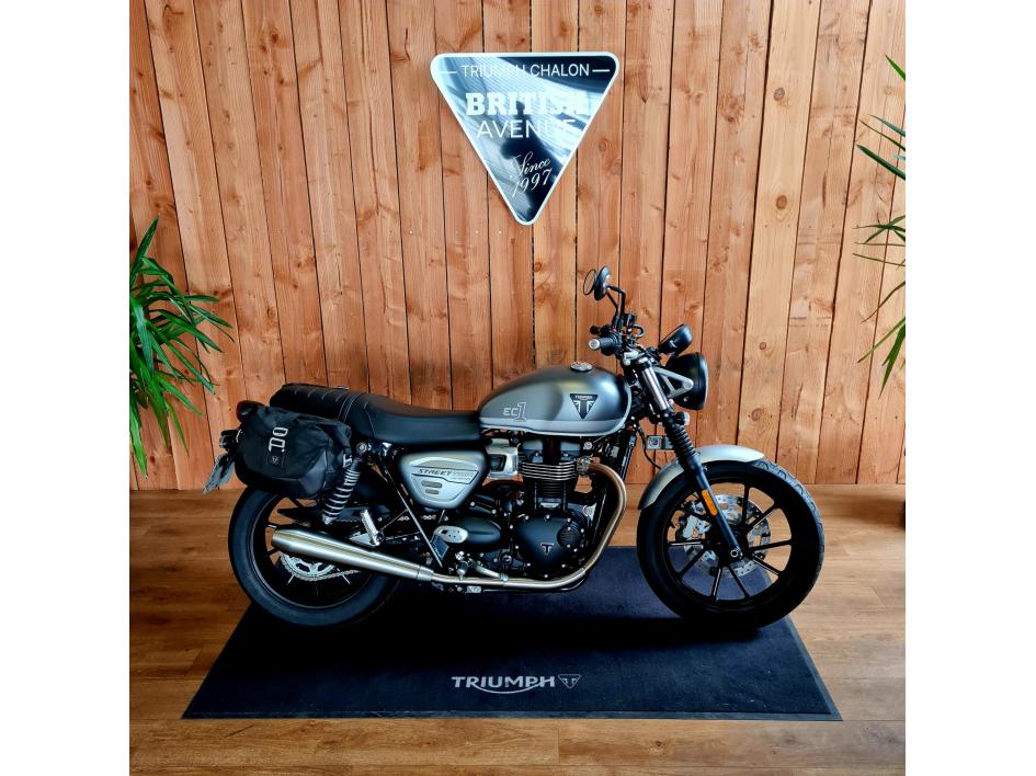 TRIUMPH STREET TWIN  900