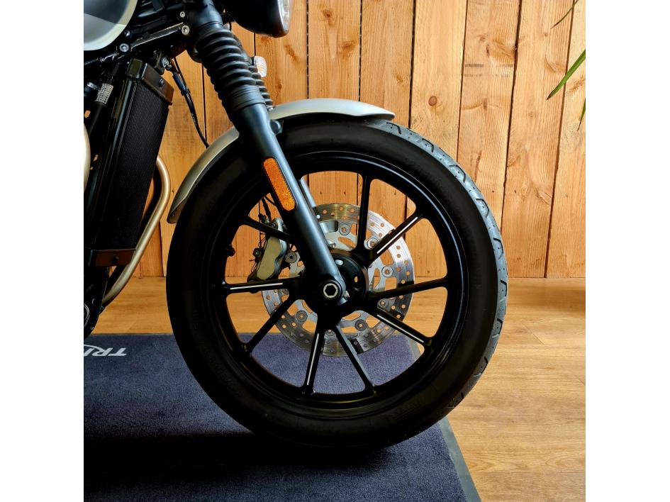 TRIUMPH STREET TWIN  900