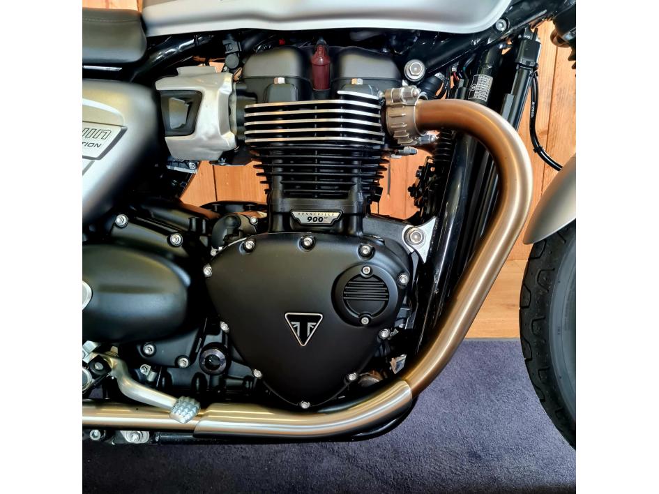 TRIUMPH STREET TWIN  900