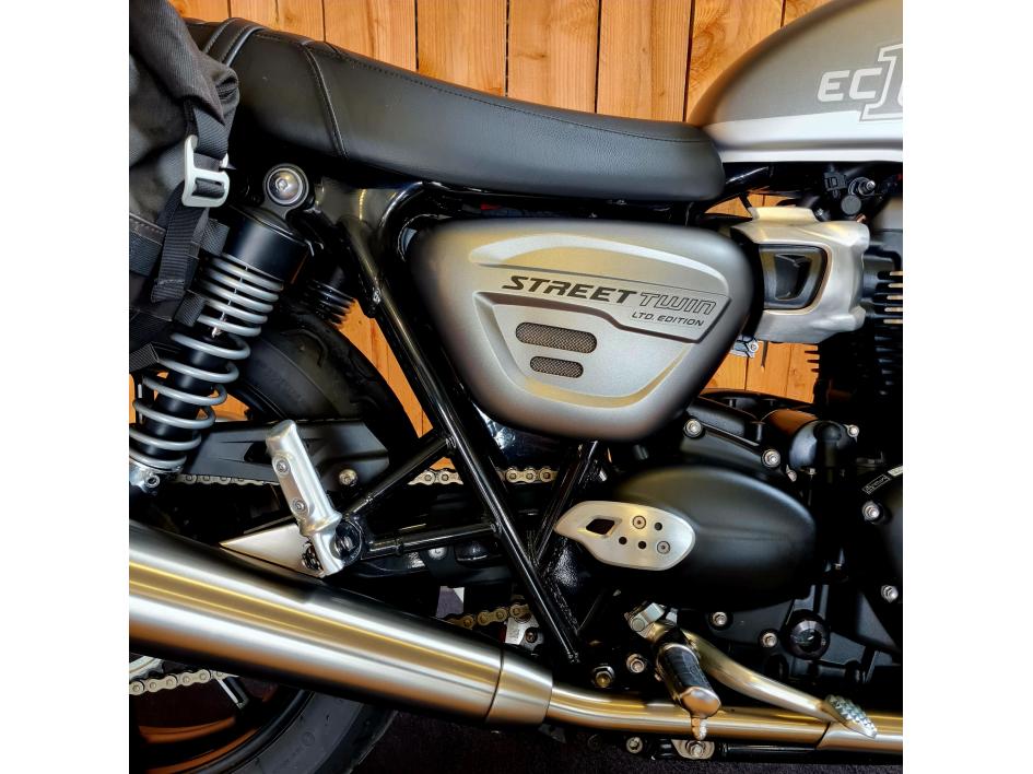 TRIUMPH STREET TWIN  900