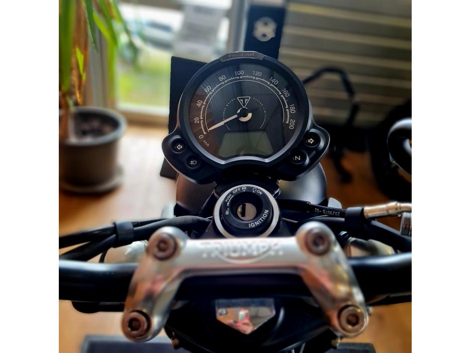 TRIUMPH STREET TWIN  900