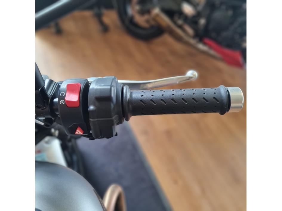 TRIUMPH STREET TWIN  900