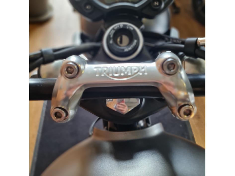 TRIUMPH STREET TWIN  900