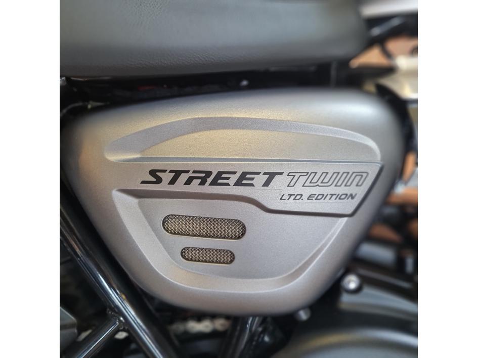 TRIUMPH STREET TWIN  900