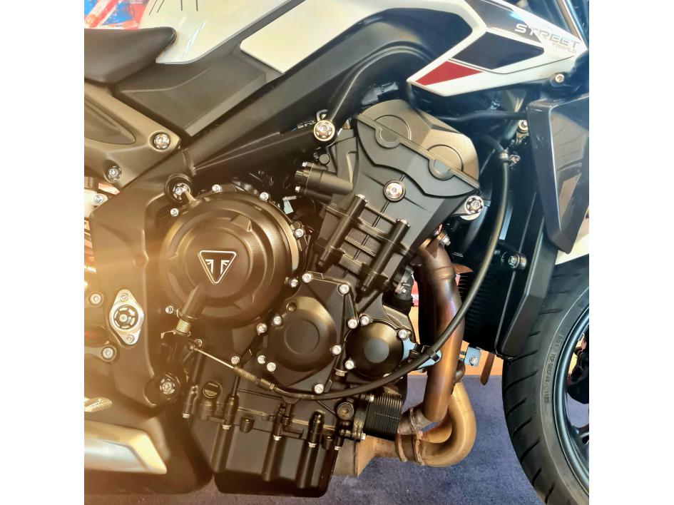 TRIUMPH STREET TRIPLE 765 R
