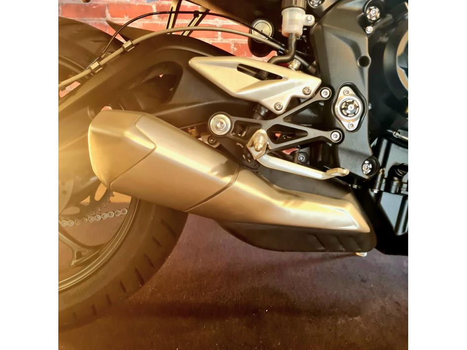 TRIUMPH STREET TRIPLE 765 R
