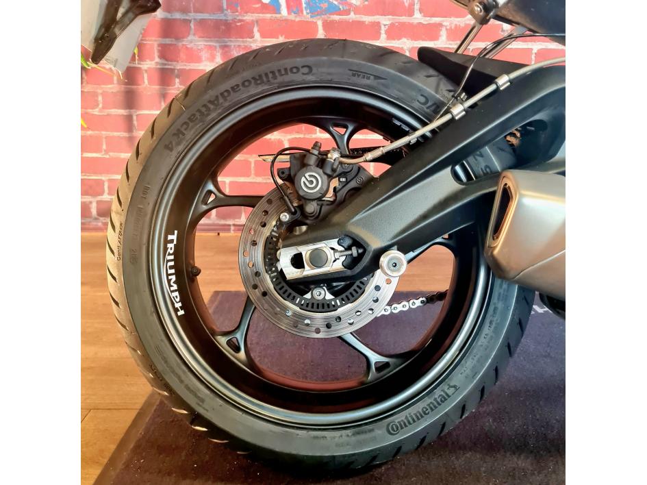 TRIUMPH STREET TRIPLE 765 R