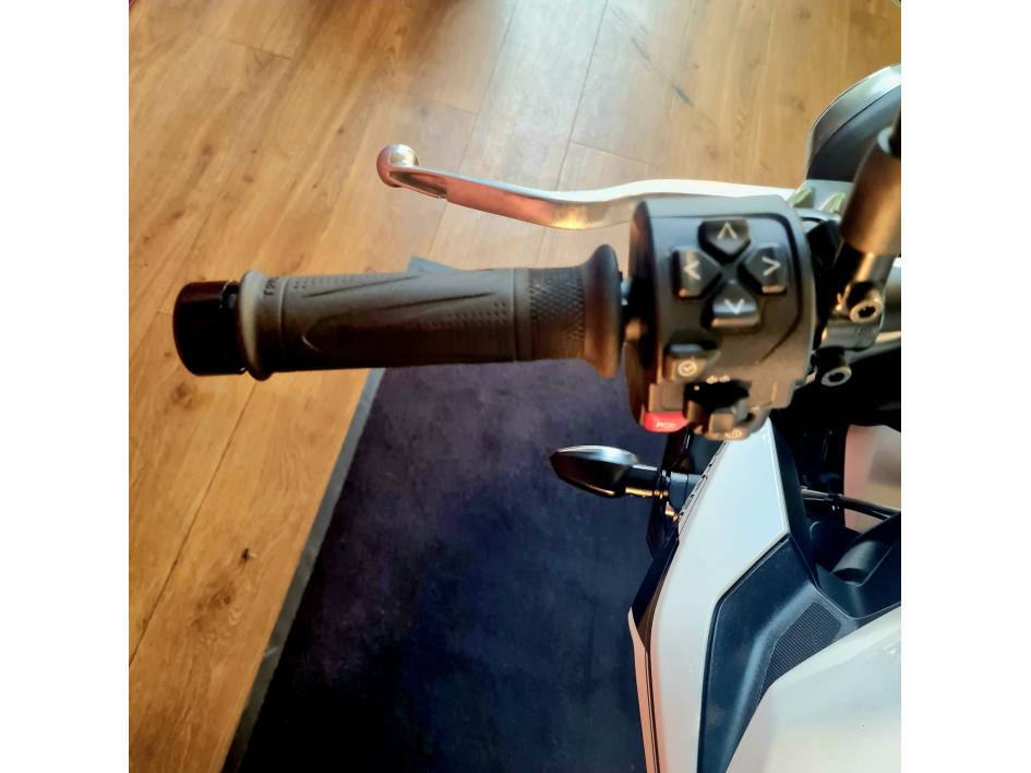 TRIUMPH STREET TRIPLE 765 R