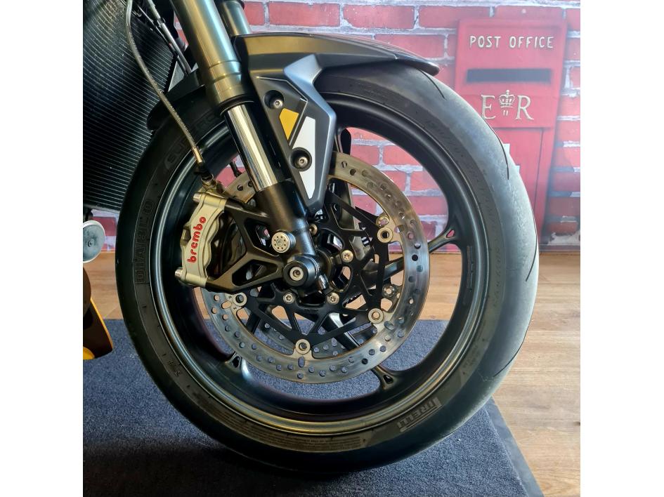 TRIUMPH STREET TRIPLE 765 RS