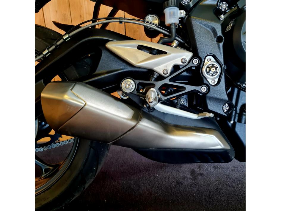 TRIUMPH STREET TRIPLE 765 R