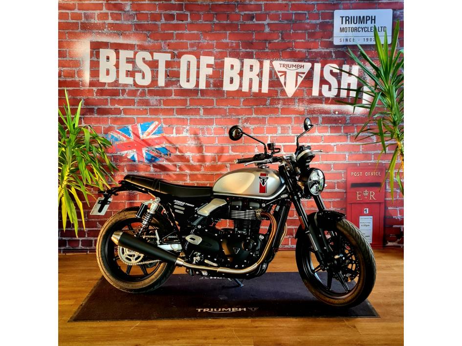 TRIUMPH SPEED TWIN 900