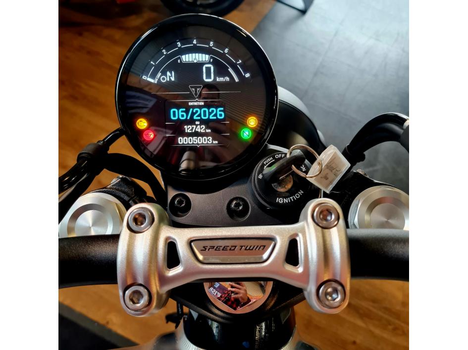 TRIUMPH SPEED TWIN 900