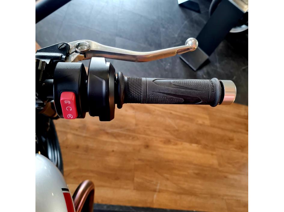 TRIUMPH SPEED TWIN 900