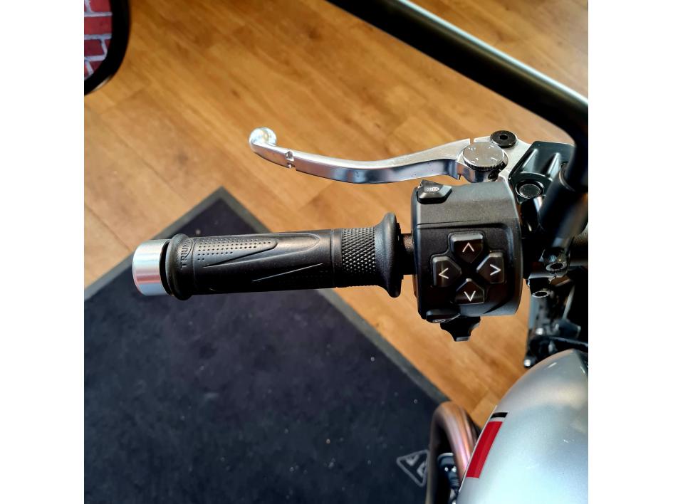 TRIUMPH SPEED TWIN 900