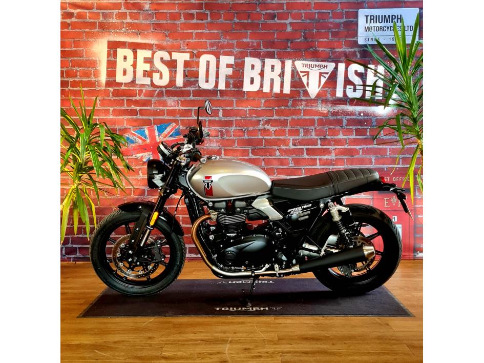 TRIUMPH SPEED TWIN 900