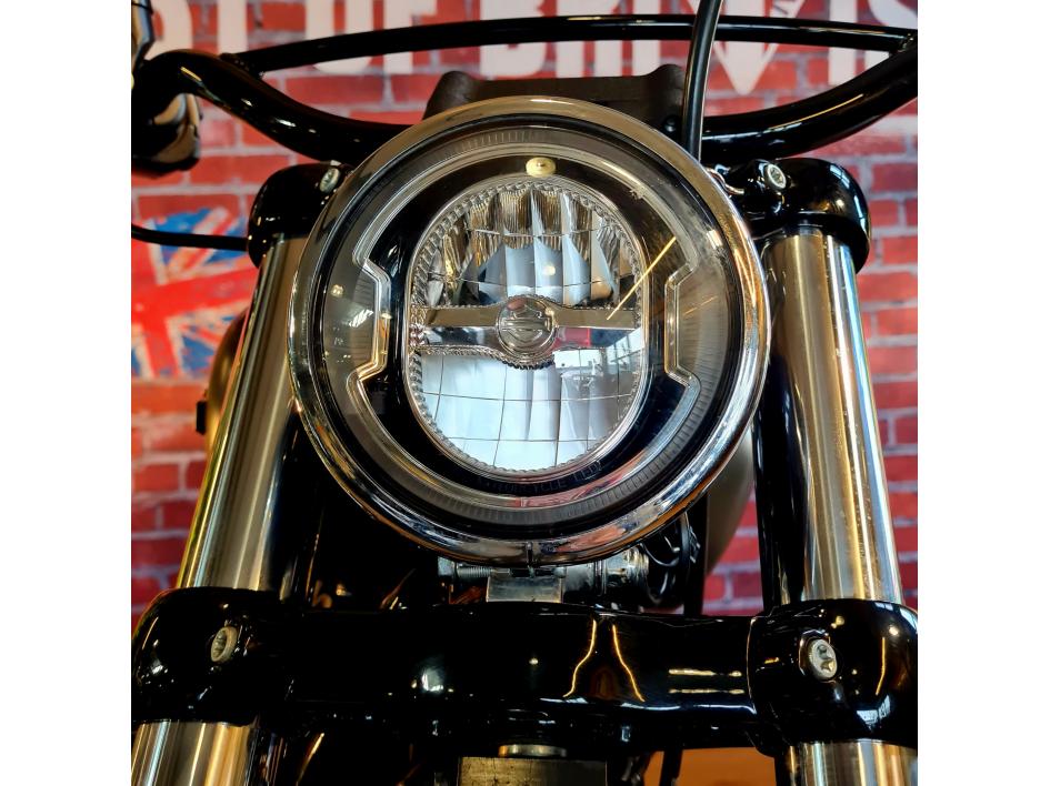 HARLEY-DAVIDSON SOFTAIL STREET BOB 1745