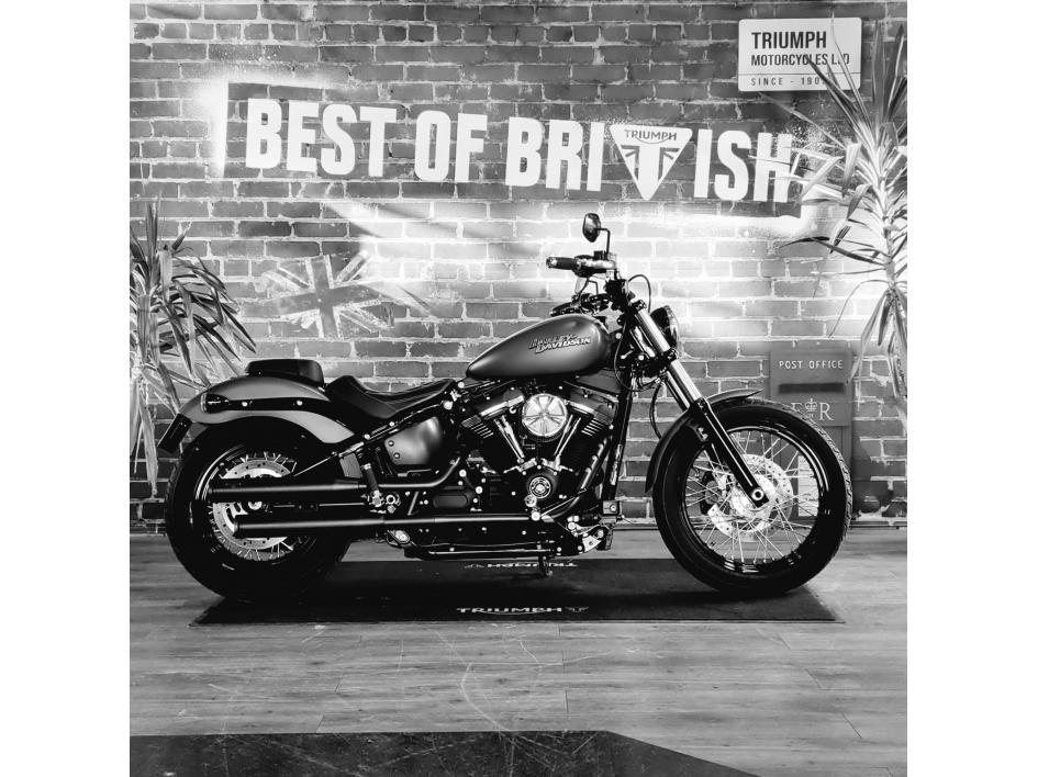 HARLEY-DAVIDSON SOFTAIL STREET BOB 1745